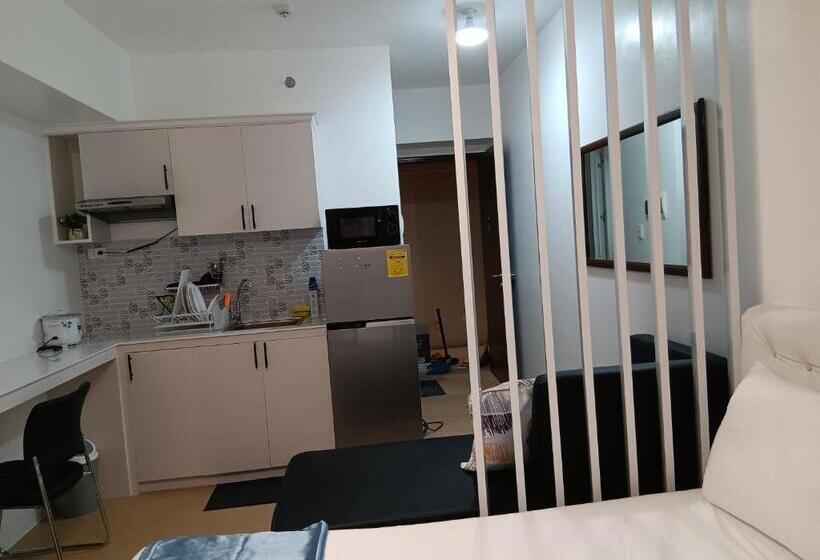 プールビュースタンダードステューディオ, Centrio Avida Condominium