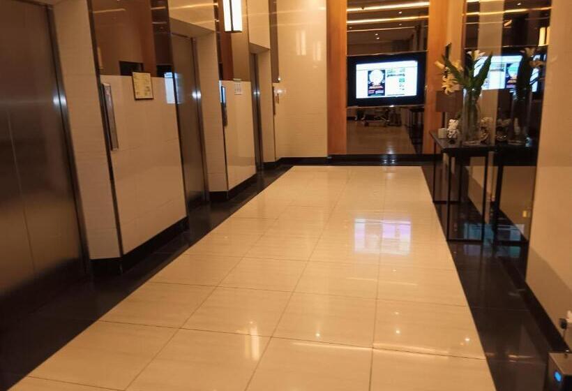 プールビュースタンダードステューディオ, Centrio Avida Condominium
