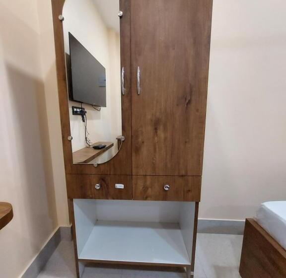 Номер Deluxe, Hari Gayatri Regent