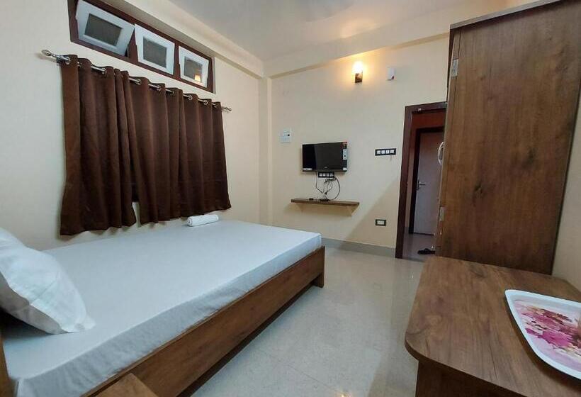 Номер Deluxe, Hari Gayatri Regent