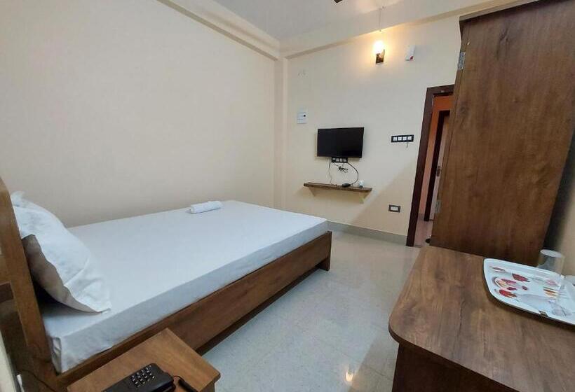 Номер Deluxe, Hari Gayatri Regent