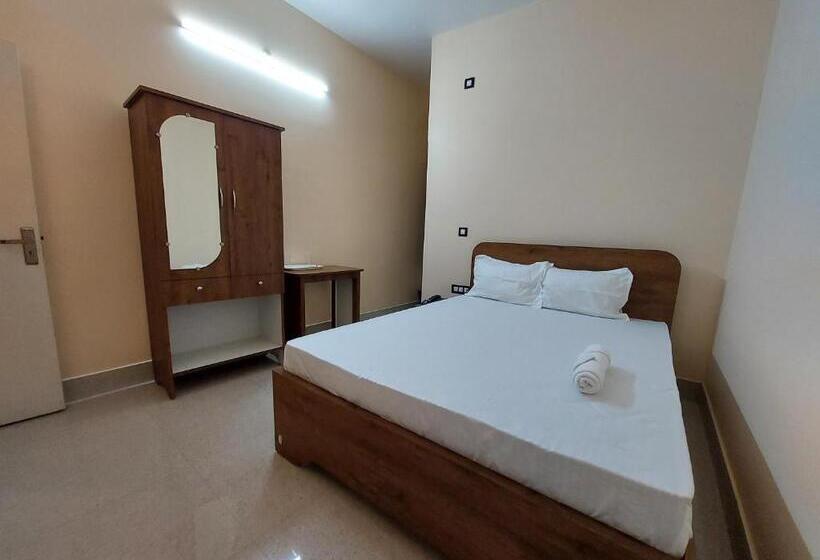 Номер Deluxe, Hari Gayatri Regent