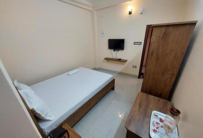 Номер Deluxe, Hari Gayatri Regent