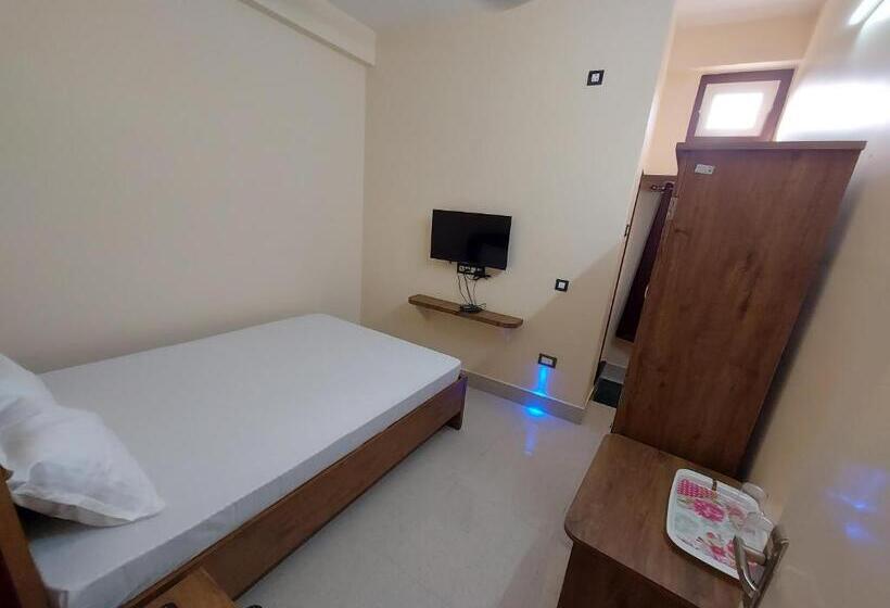 Номер Deluxe, Hari Gayatri Regent