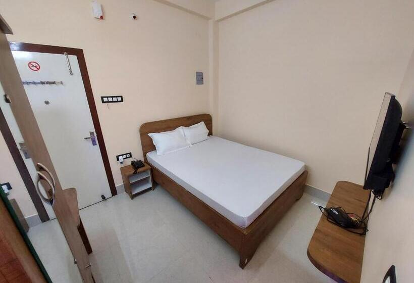 Номер Deluxe, Hari Gayatri Regent