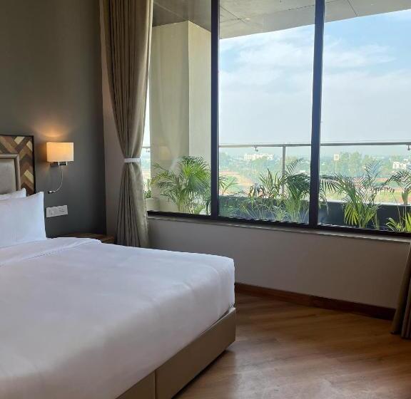 주니어 스위트 킹사이즈 침대, Ramada Encore By Wyndham Amritsar Airport