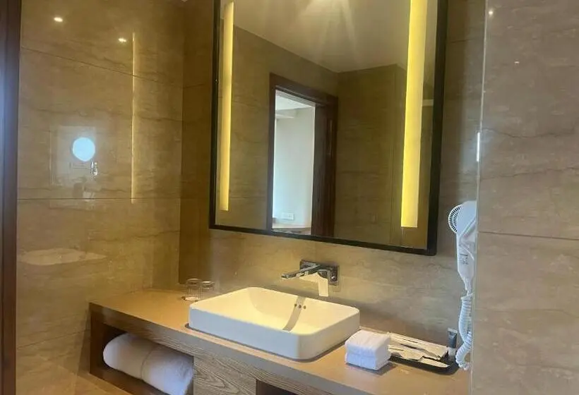 身障者適用キングサイズベッドルーム, Ramada Encore By Wyndham Amritsar Airport