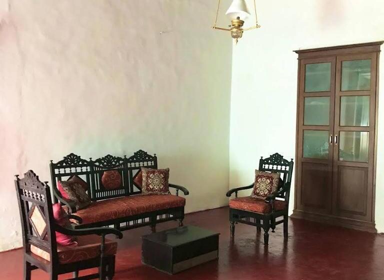 חדר סטנדרט לשלושה עם נוף לגינה, Heritage House : The Honeymooners Houstel