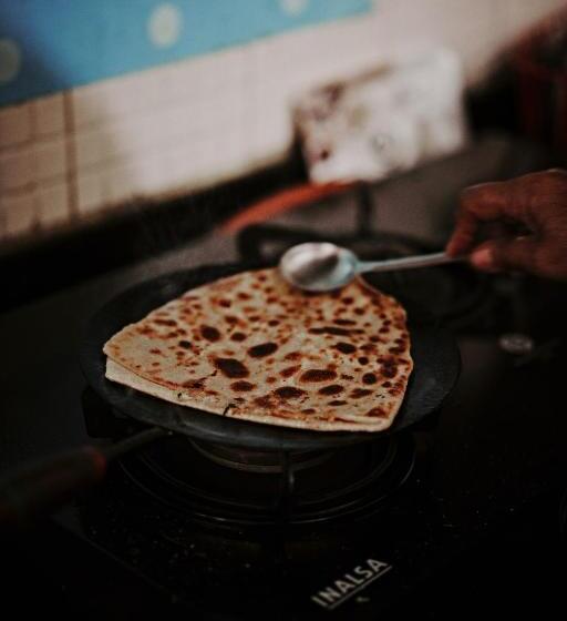 חדר דלוקס, Roomshala 121 Hotel Classic Hazrat Nizamuddin Railway Station