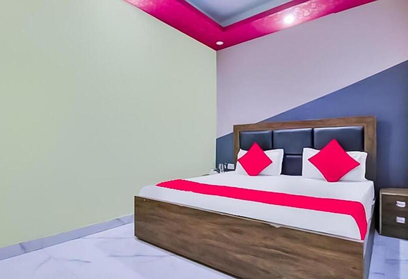 اتاق لوکس, Roomshala 121 Hotel Classic  Hazrat Nizamuddin Railway Station