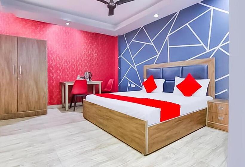 اتاق لوکس, Roomshala 121 Hotel Classic  Hazrat Nizamuddin Railway Station