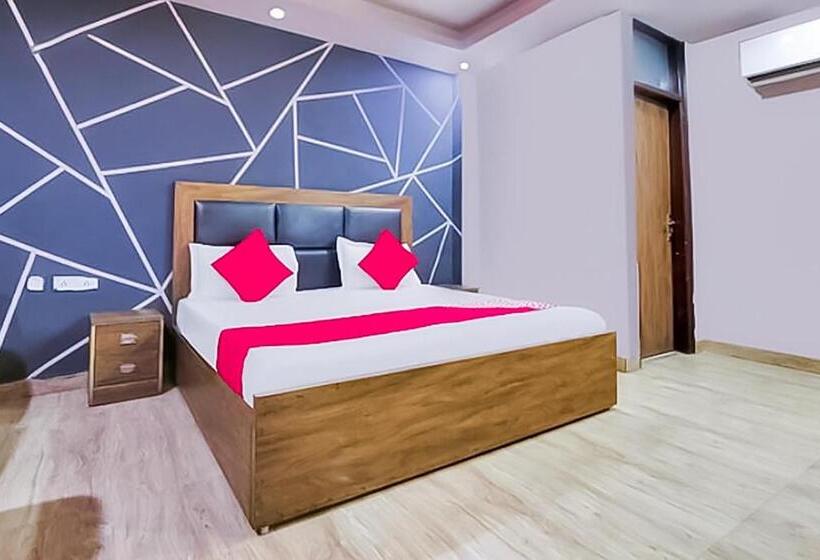 اتاق لوکس, Roomshala 121 Hotel Classic  Hazrat Nizamuddin Railway Station