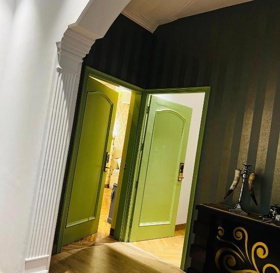 Camera Deluxe, Victorian Elegance Luxury Stays