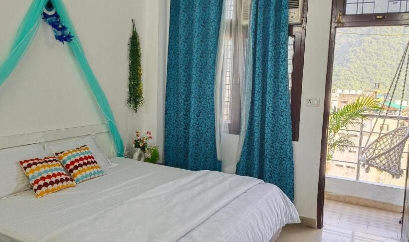 Standard Triple Room, Ensquare Hostel With Kitchen, Rooftop Cafe, Live Music