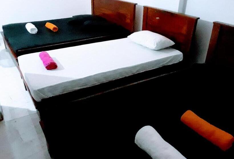 Quarto Familiar, Black And White Kandy Guest House 01