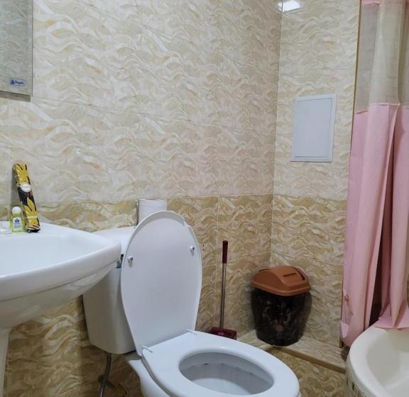 חדר משפחתי, Dili Orom