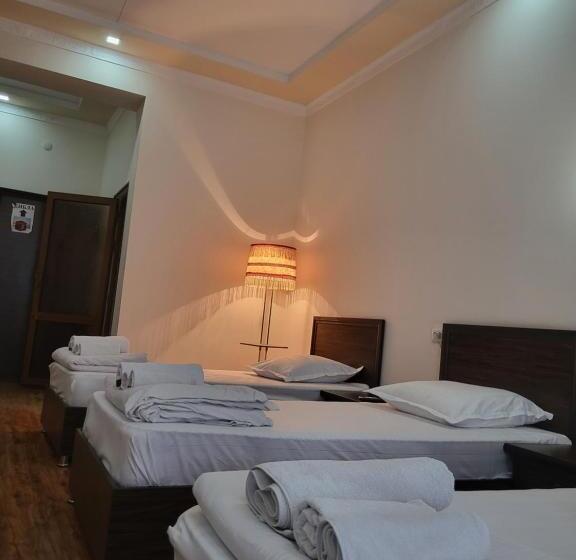 חדר סטנדרט לשלושה, Dili Orom