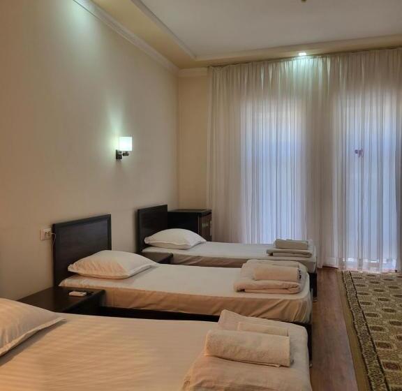 חדר סטנדרט לשלושה, Dili Orom