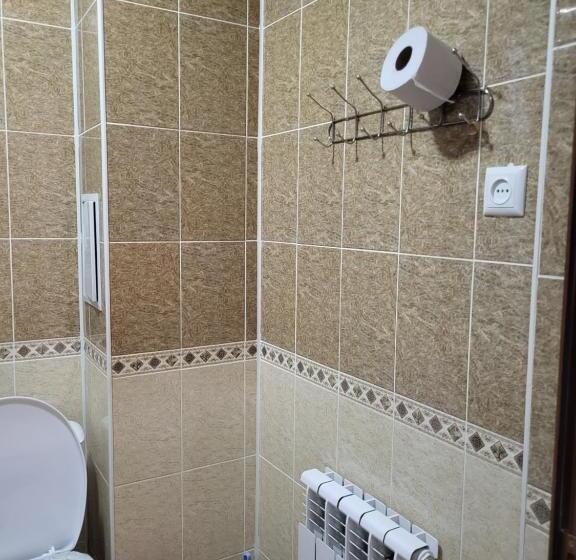 חדר סטנדרט לשלושה, Dili Orom