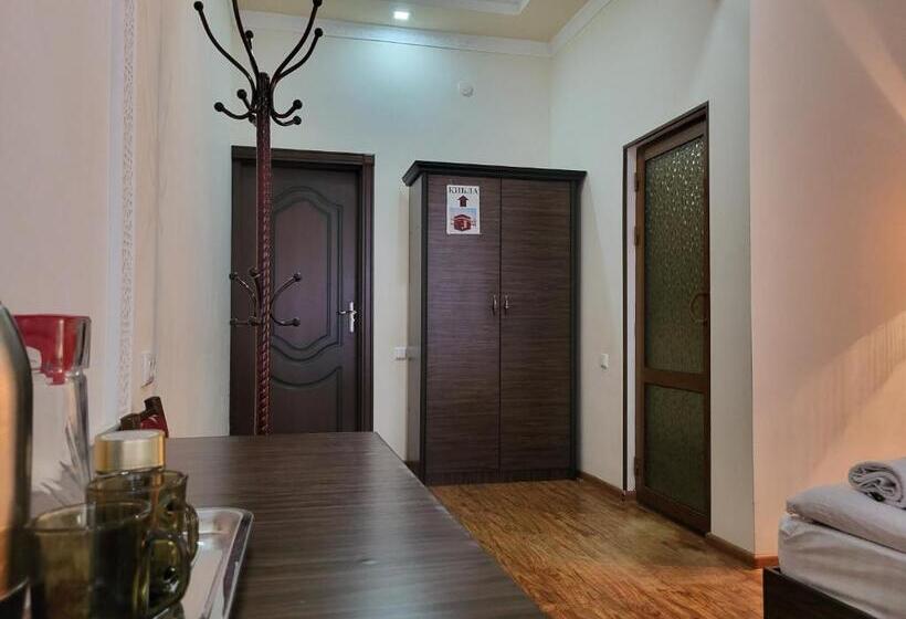 חדר סטנדרט לשלושה, Dili Orom