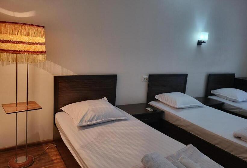 חדר סטנדרט לשלושה, Dili Orom