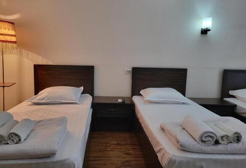 חדר סטנדרט לשלושה, Dili Orom