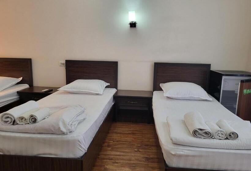 חדר סטנדרט לשלושה, Dili Orom