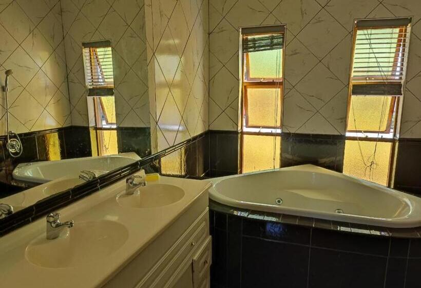 Президентский Люкс, Two Lions Guesthouse