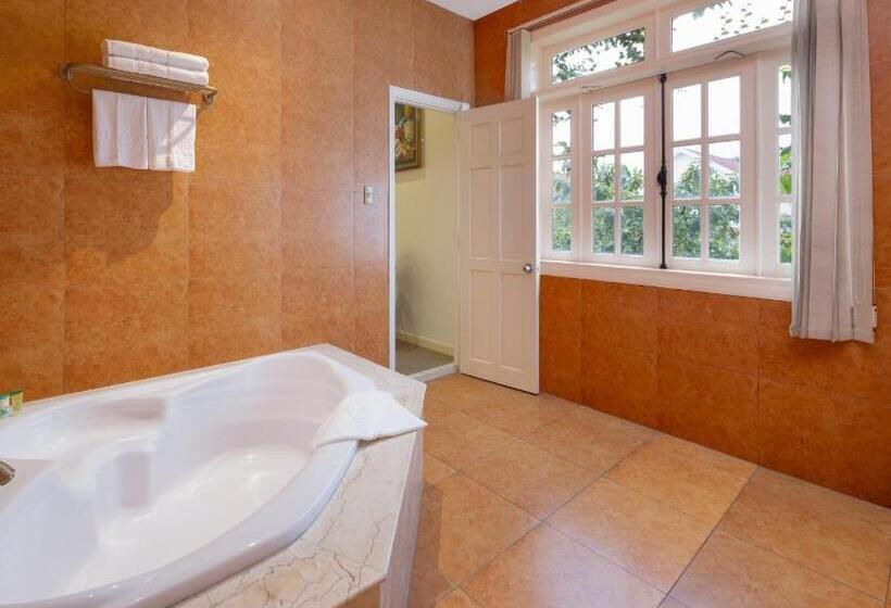 سوییت جونیور با بالکن, Hidden Mansions Saigon Resort