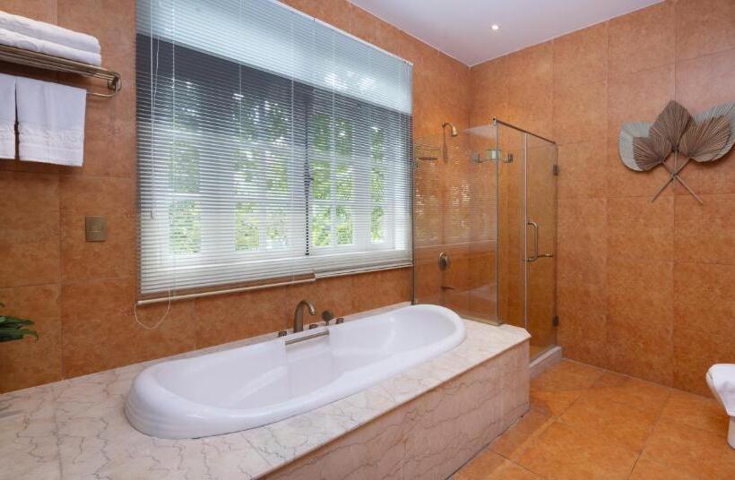 سوییت جونیور با بالکن, Hidden Mansions Saigon Resort