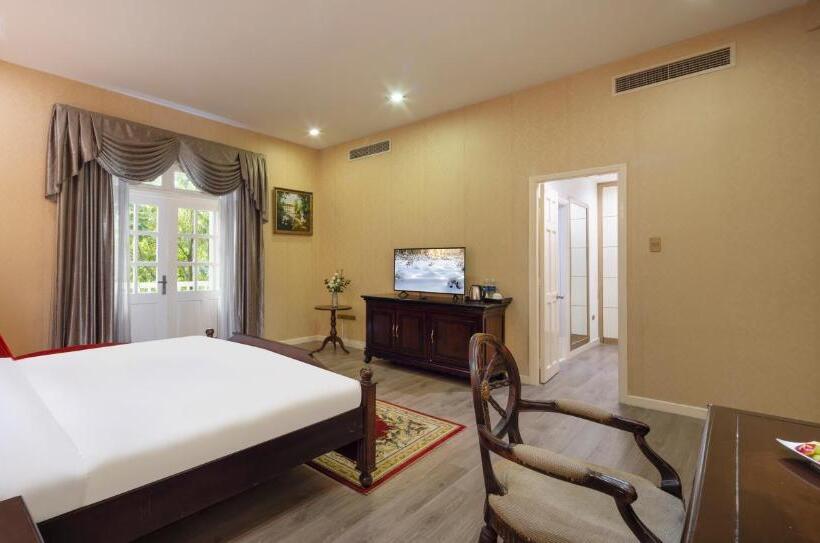 سوییت جونیور با بالکن, Hidden Mansions Saigon Resort