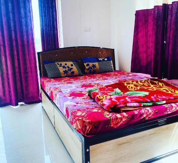 Standard Yhden Hengen Huone Parveke, Abhishek Kolwan