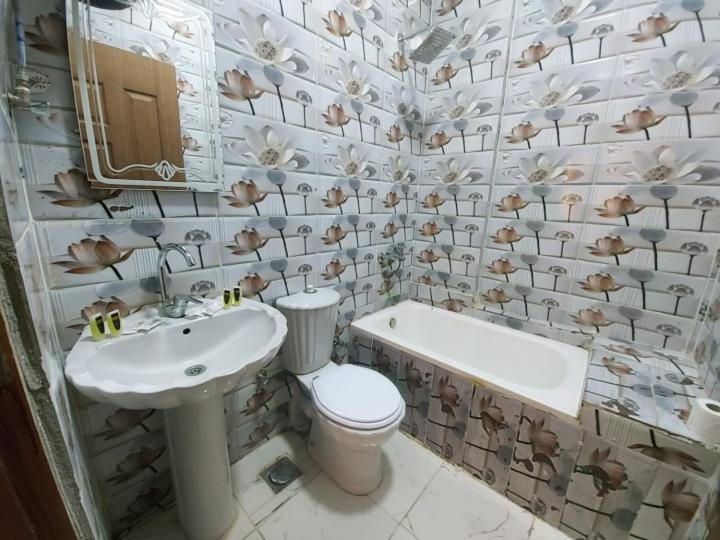 اتاق خانوادگی با چشم‌انداز کوه, Amon Holiday Inn