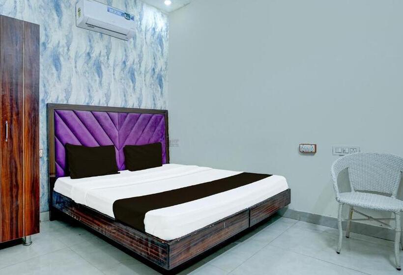 غرفة كلاسيكية ثلاثية, O Golden Roof