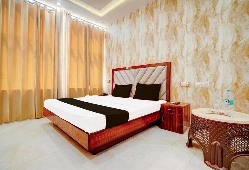 غرفة كلاسيكية ثلاثية, O Golden Roof