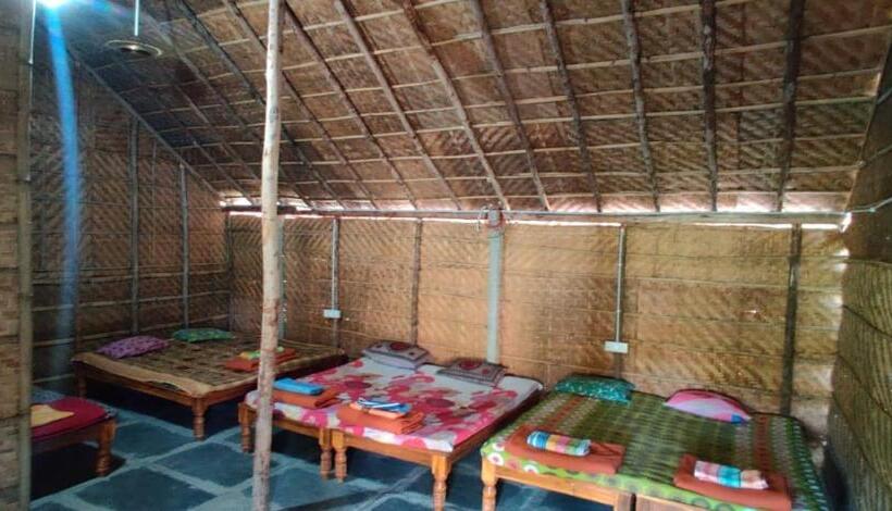 اتاق استاندارد چهارنفره با بالکن, Om Home Hampi