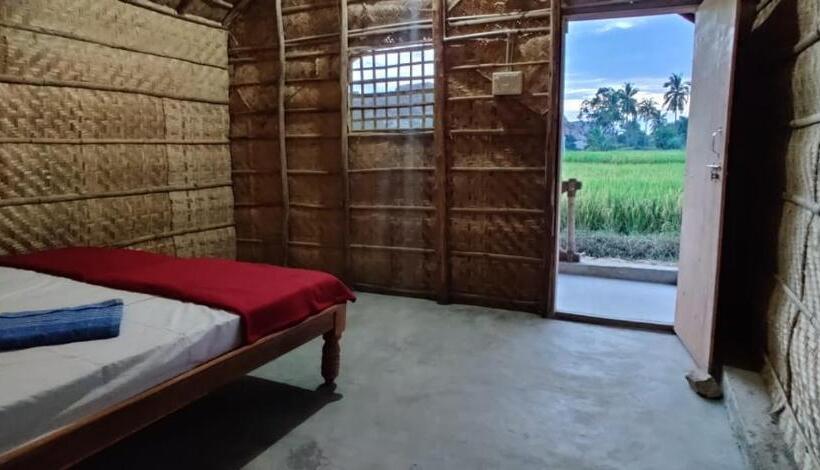 اتاق استاندارد چهارنفره با بالکن, Om Home Hampi