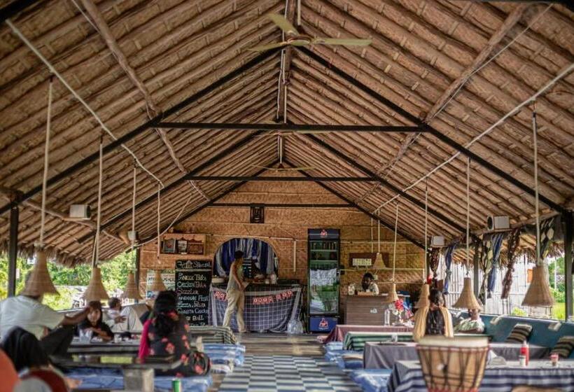 اتاق استاندارد چهارنفره با بالکن, Om Home Hampi