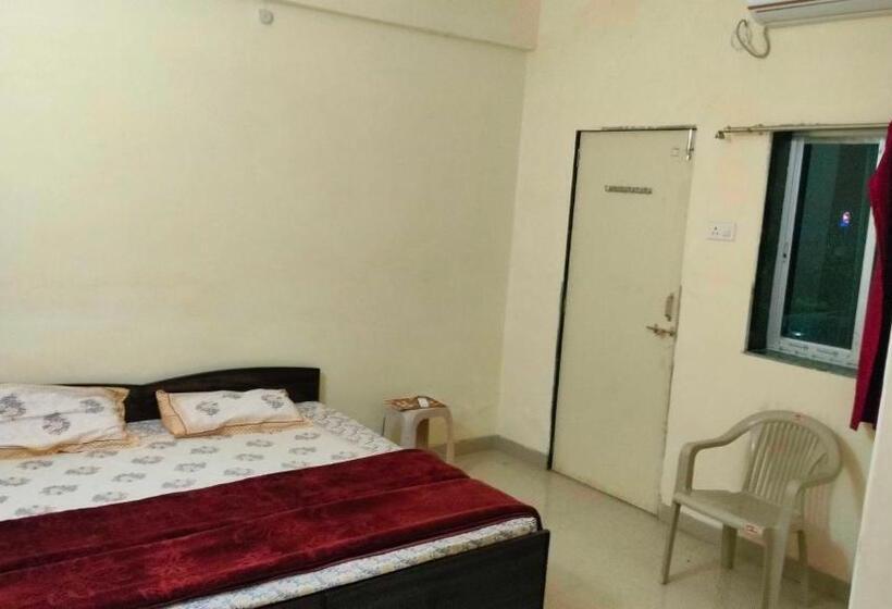 غرفة كلاسيكية ثلاثية, Oyo Royal Palace