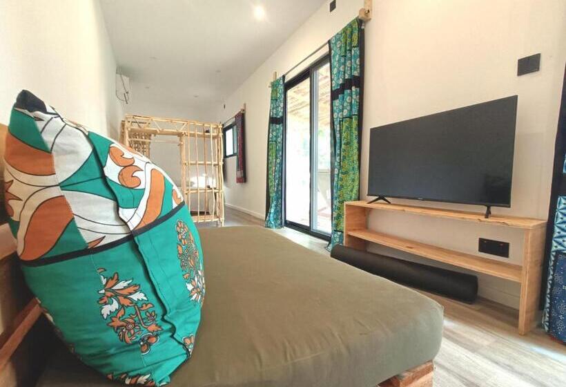 استودیوی استاندارد, Skippers Adults Only