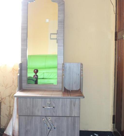 اتاق اکونومی, Joyed 3 Motel