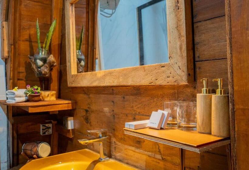 חדר דלוקס, Mai Mucuk Lumbung