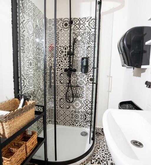 اتاق استاندارد با سرویس بهداشتی مشترک, White Wolf House Hostel & Apartments