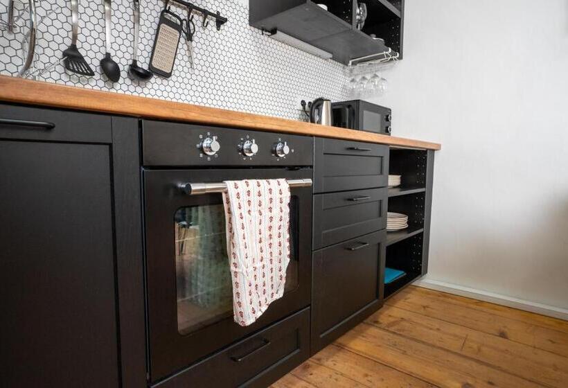 اتاق استاندارد با سرویس بهداشتی مشترک, White Wolf House Hostel & Apartments