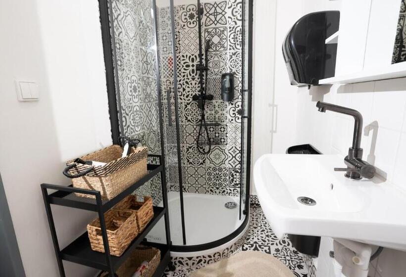 اتاق چهار تخته با دستشویی مشترک, White Wolf House Hostel & Apartments