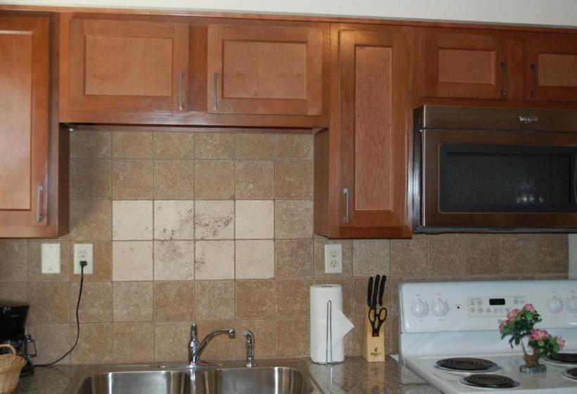 بنجلو قياسى غرفتين نوم, El Rancho Motel