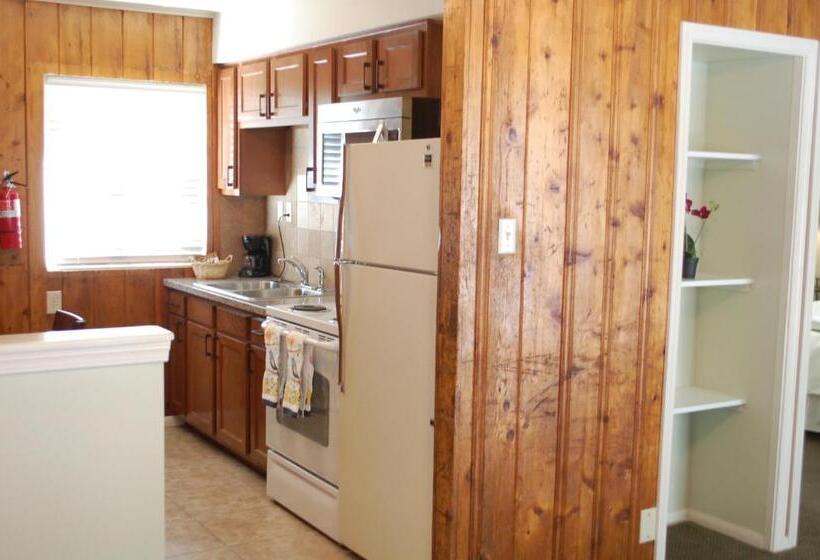 بنجلو قياسى غرفتين نوم, El Rancho Motel