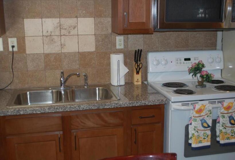 بنجلو قياسى غرفتين نوم, El Rancho Motel