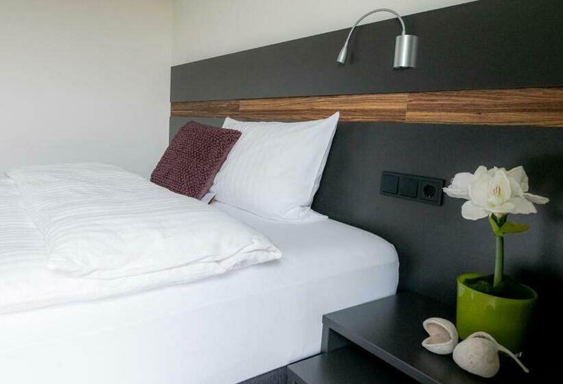 标准单人间, Campo