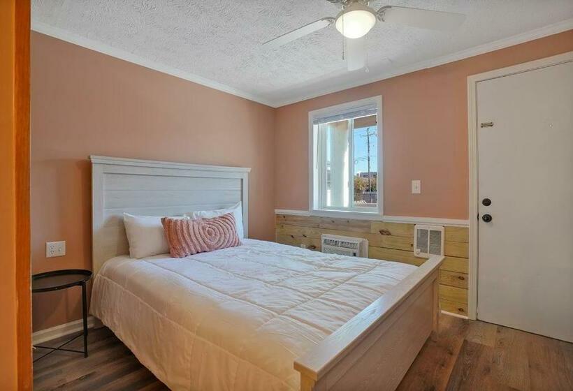 Номер Стандарт, Dry Dock Inn